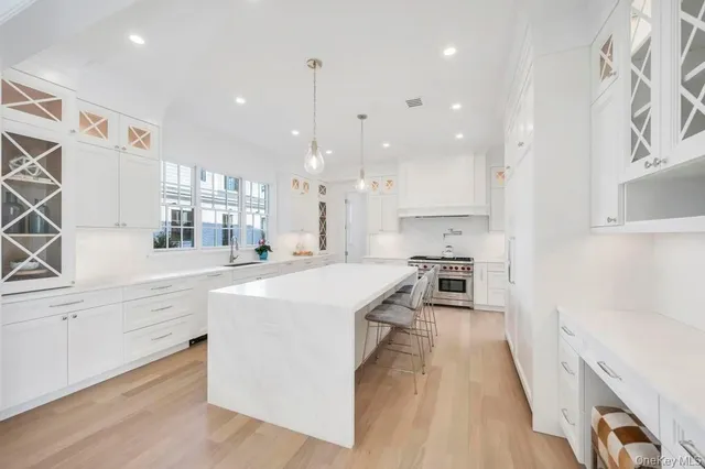 $4,895,000 | 207 Mill Spring Road, Manhasset, NY 11030