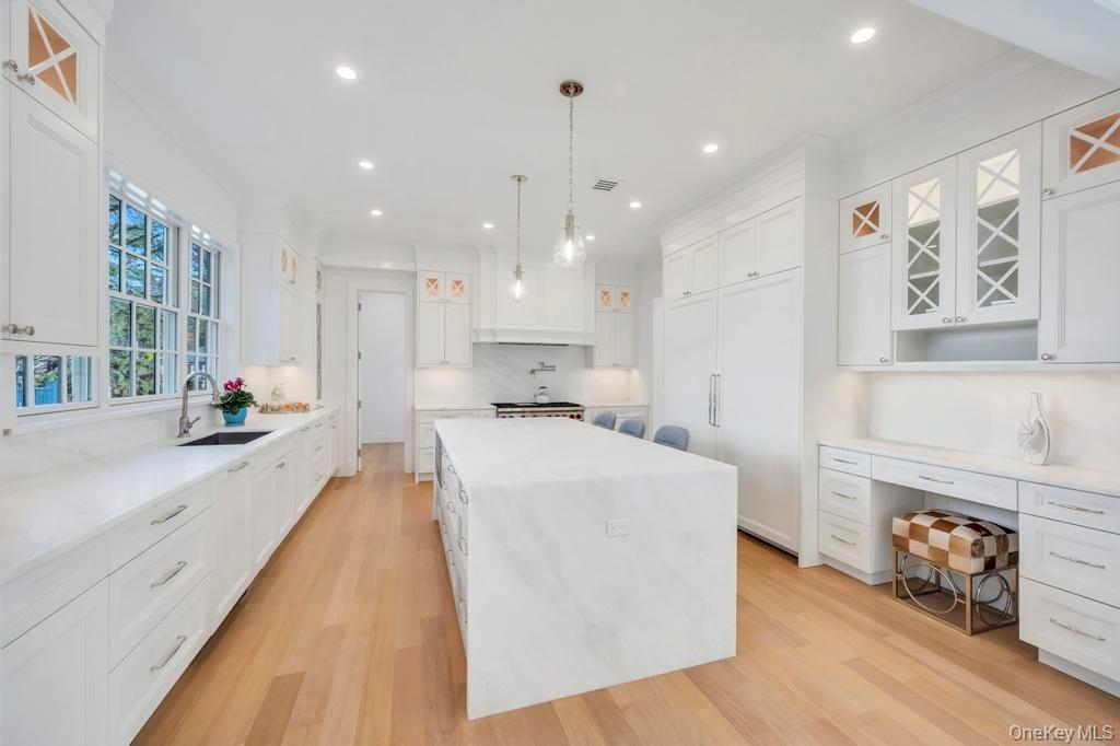 207 Mill Spring Road Manhasset, NY 11030 - Photo 10 of 46