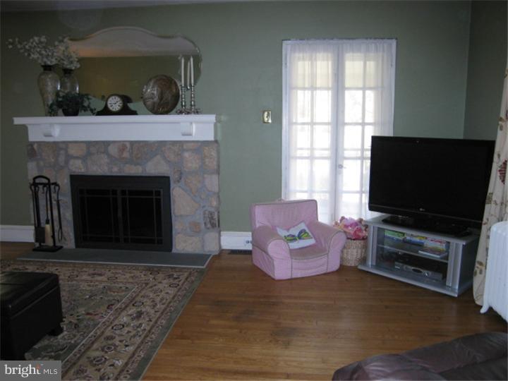 725 Conestoga Road Berwyn, PA 19312 - Photo 9 of 20 Living Room