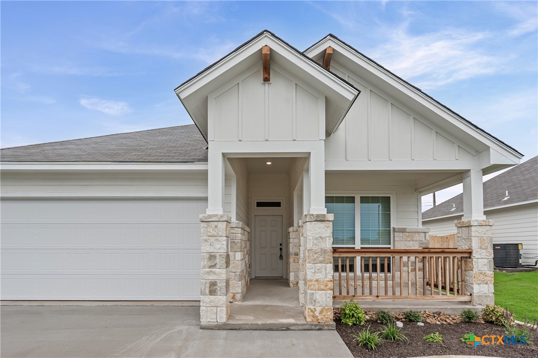 8019 Pineridge Way Temple, TX 76502 - Photo 2 of 32 a front view of a house with a garage
