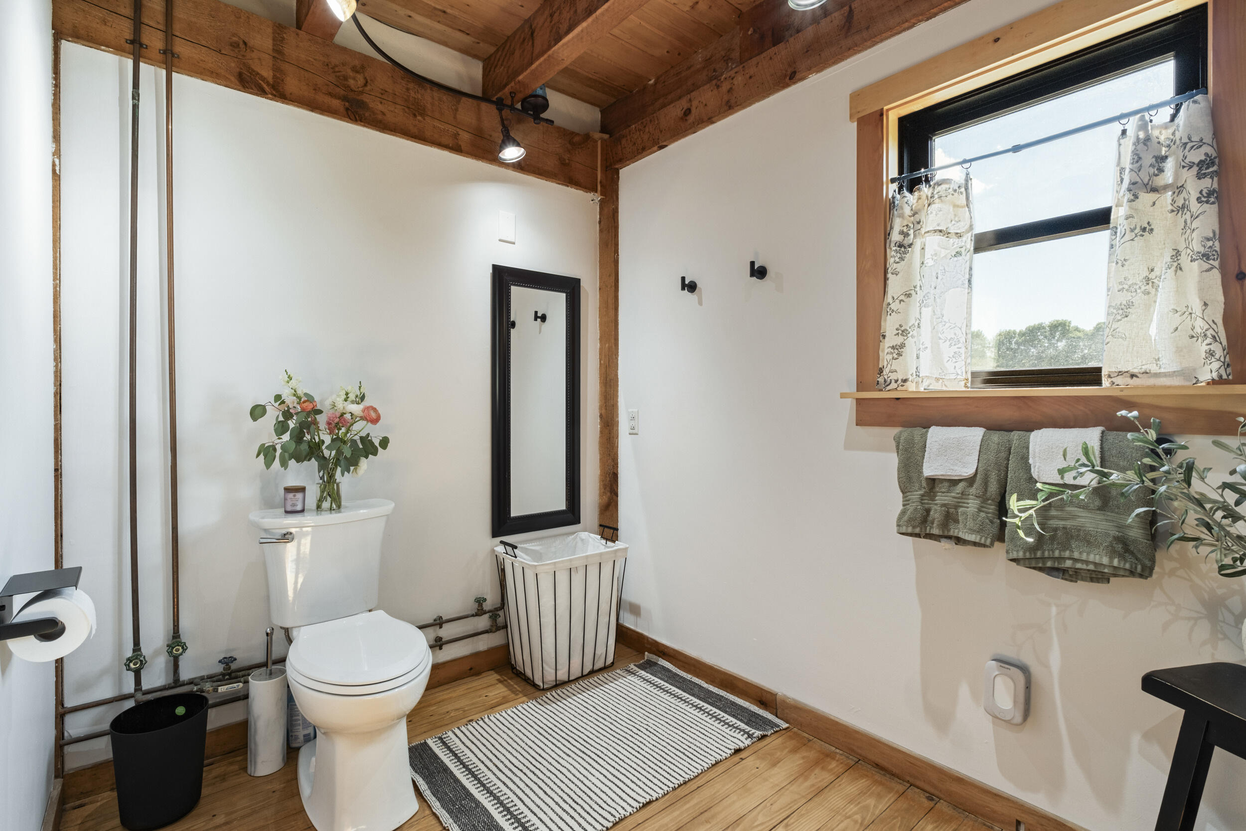 553 North Dexter Road Dexter, ME 04930 - Photo 28 of 55 553_n_dexter_rd-interior-16