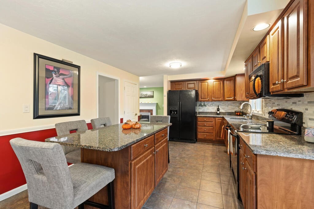 25 Hillcrest Road Marlborough, MA 01752 - Photo 11 of 28 Gallery Image 11