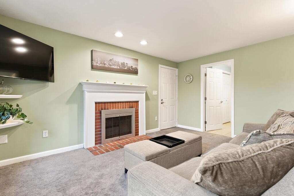 25 Hillcrest Road Marlborough, MA 01752 - Photo 3 of 28 Gallery Image 3