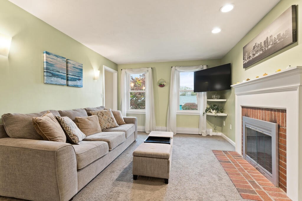 25 Hillcrest Road Marlborough, MA 01752 - Photo 4 of 28 Gallery Image 4