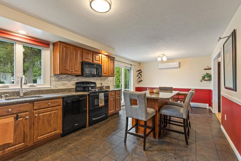 25 Hillcrest Road Marlborough, MA 01752 - Photo 8 of 28 Gallery Image 8