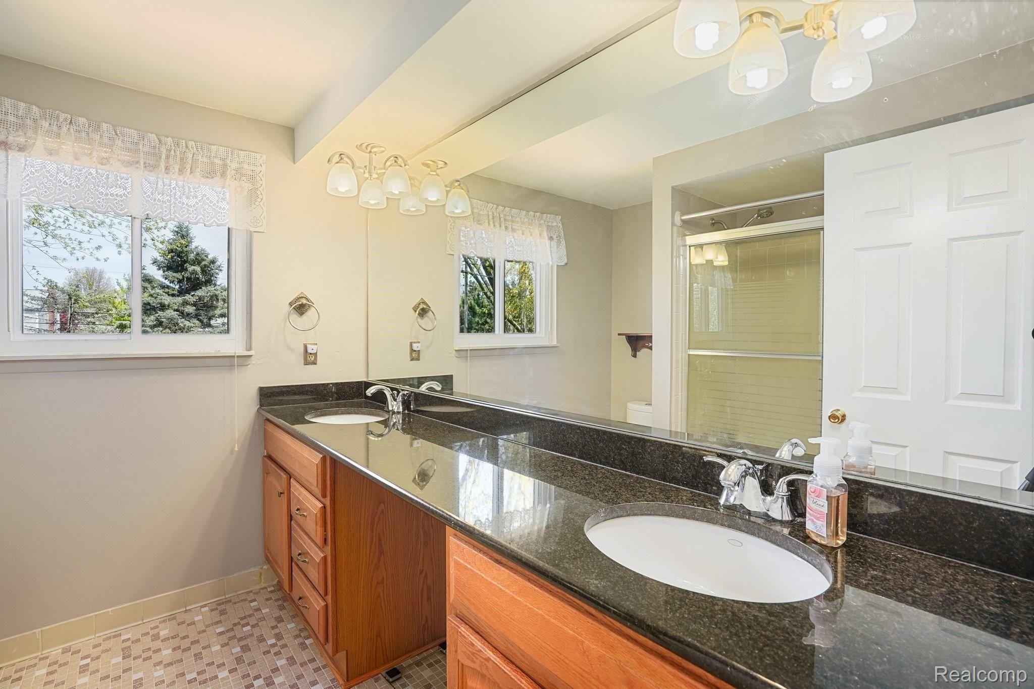 691 Abbey Court Rochester, MI 48307 - Photo 29 of 39 Second Full Bath (Upstairs)