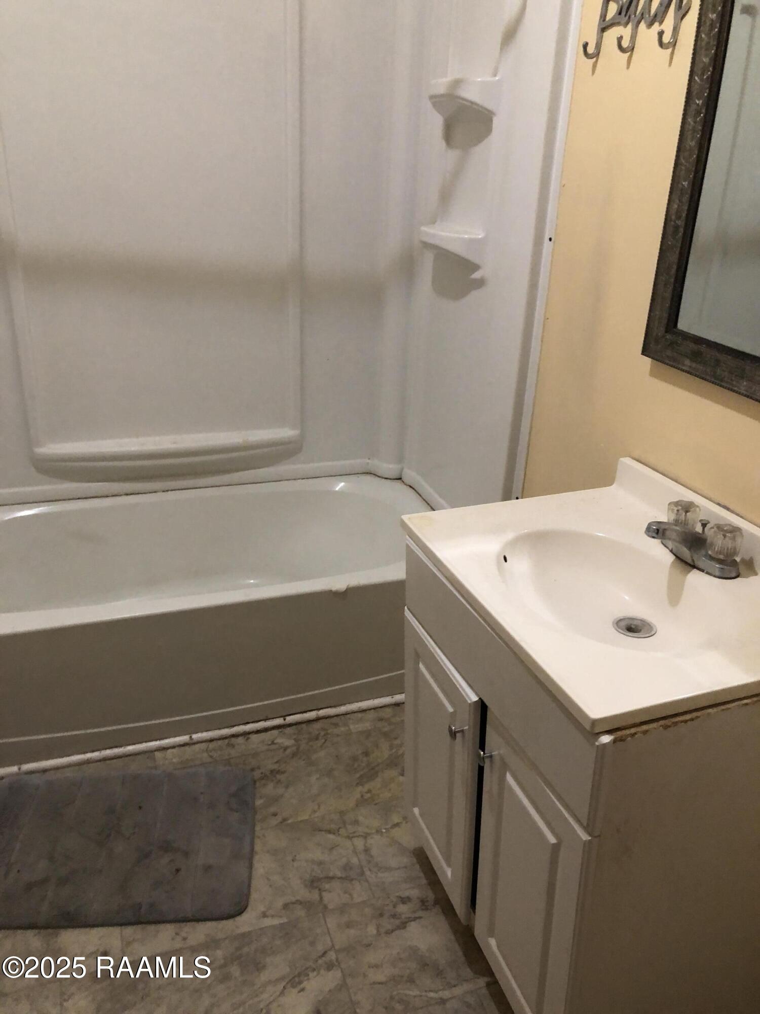 813 Agnes Street New Iberia, LA 70560 - Photo 8 of 10 Bath