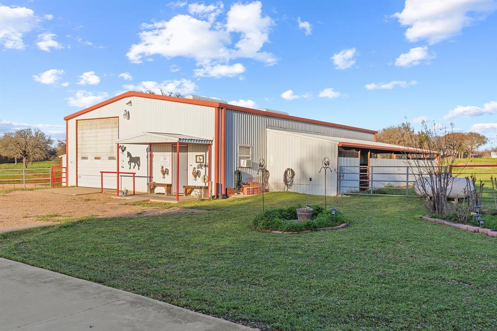 304 Scarlett Road Weatherford, TX 76087 - Photo 13 of 32 a view of a backyard of the house