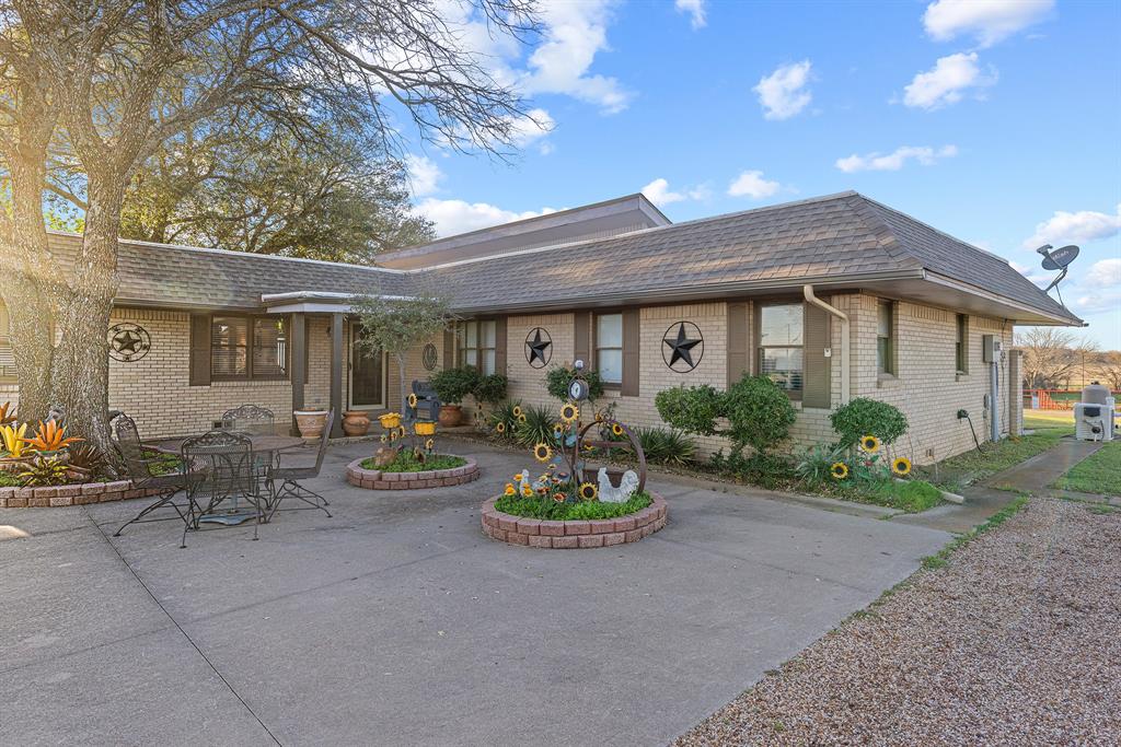 304 Scarlett Road Weatherford, TX 76087 - Photo 21 of 32 a view of a patio with chairs and plants