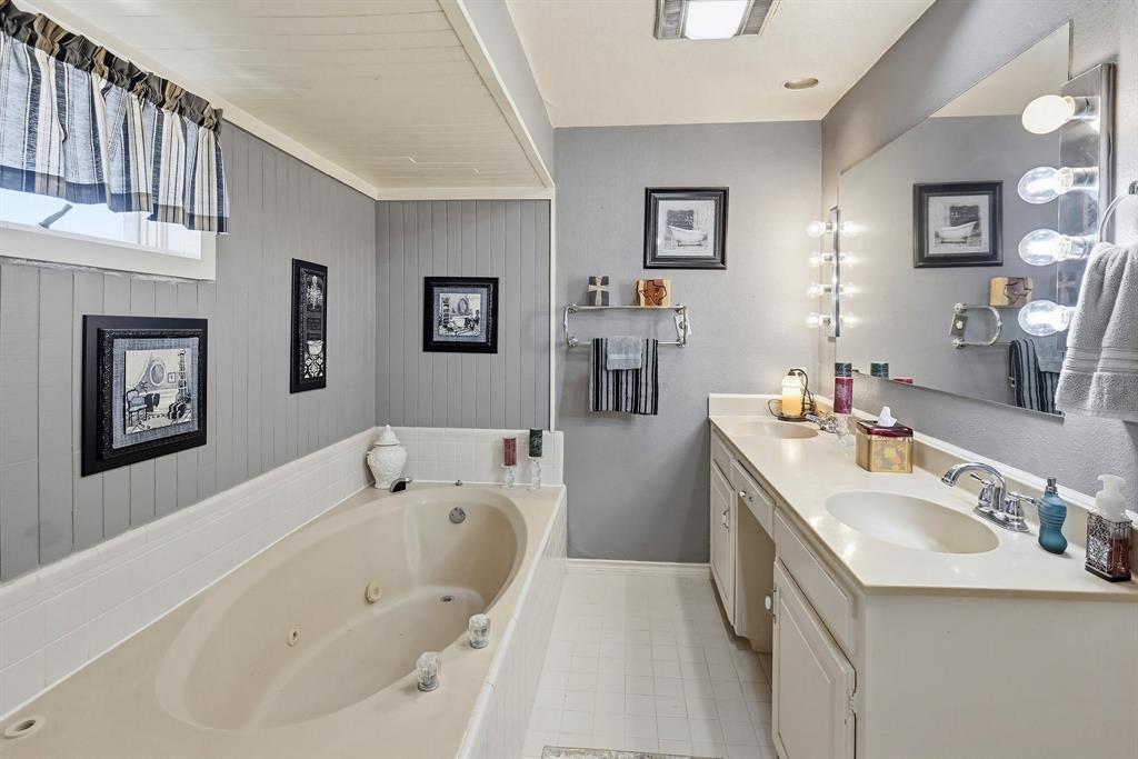 304 Scarlett Road Weatherford, TX 76087 - Photo 27 of 32 a bathroom with a tub double vanity sink and mirror