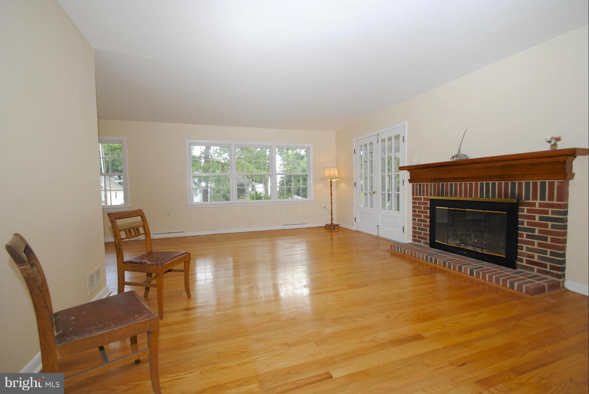 2024 Chesapeake Road Annapolis, MD 21409 - Photo 5 of 19 Living Room