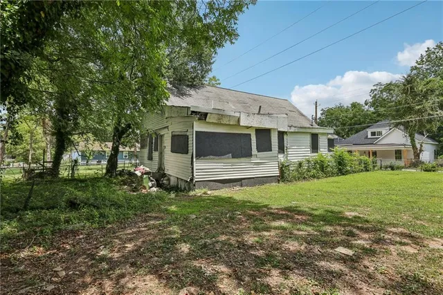 a view of a house with backyard and garden