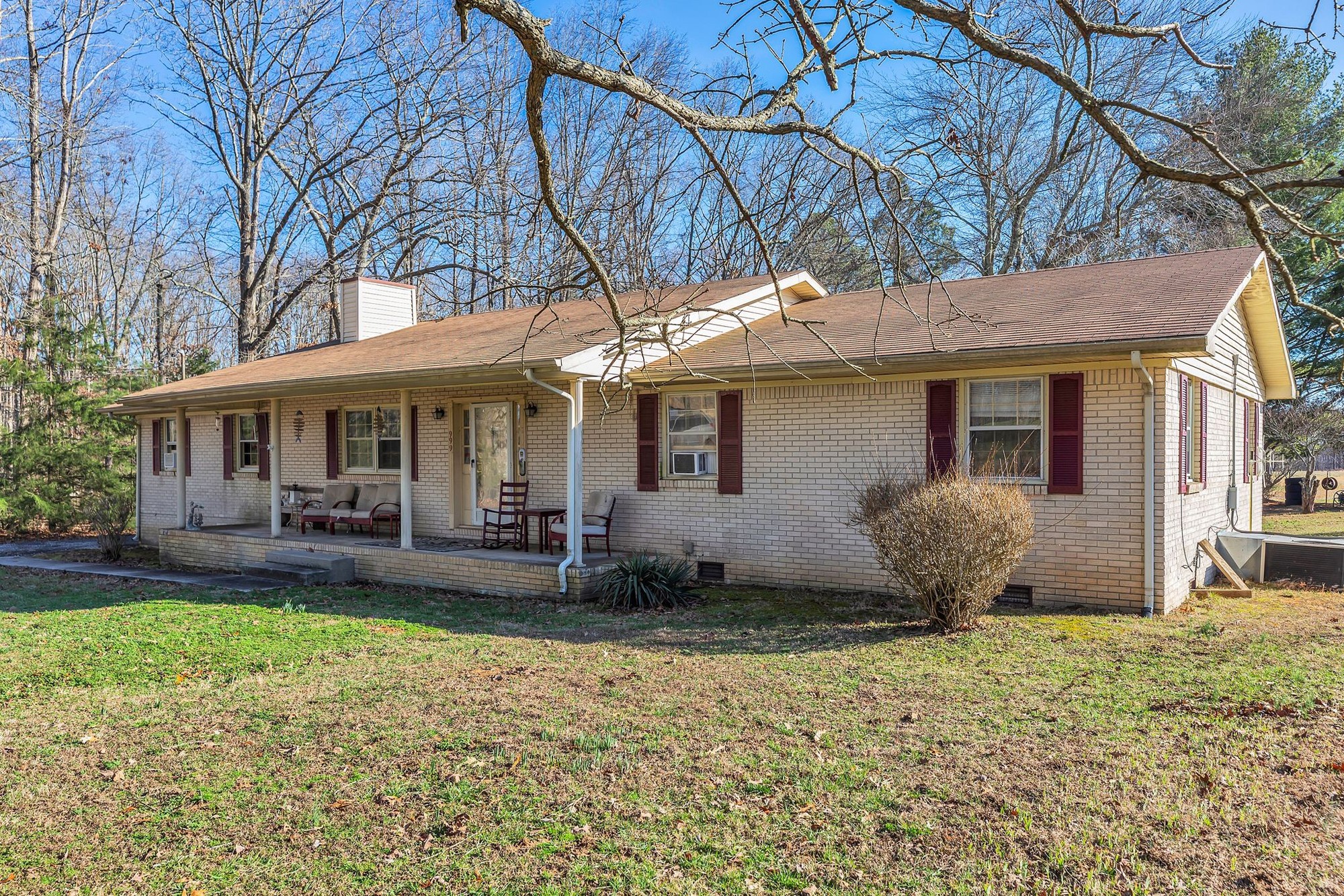 999 Sixteenth Model Road Manchester, TN 37355 - Photo 2 of 24 a front view of a house with garden