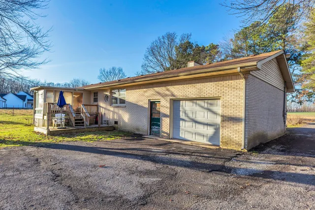 a view of a yard with a house
