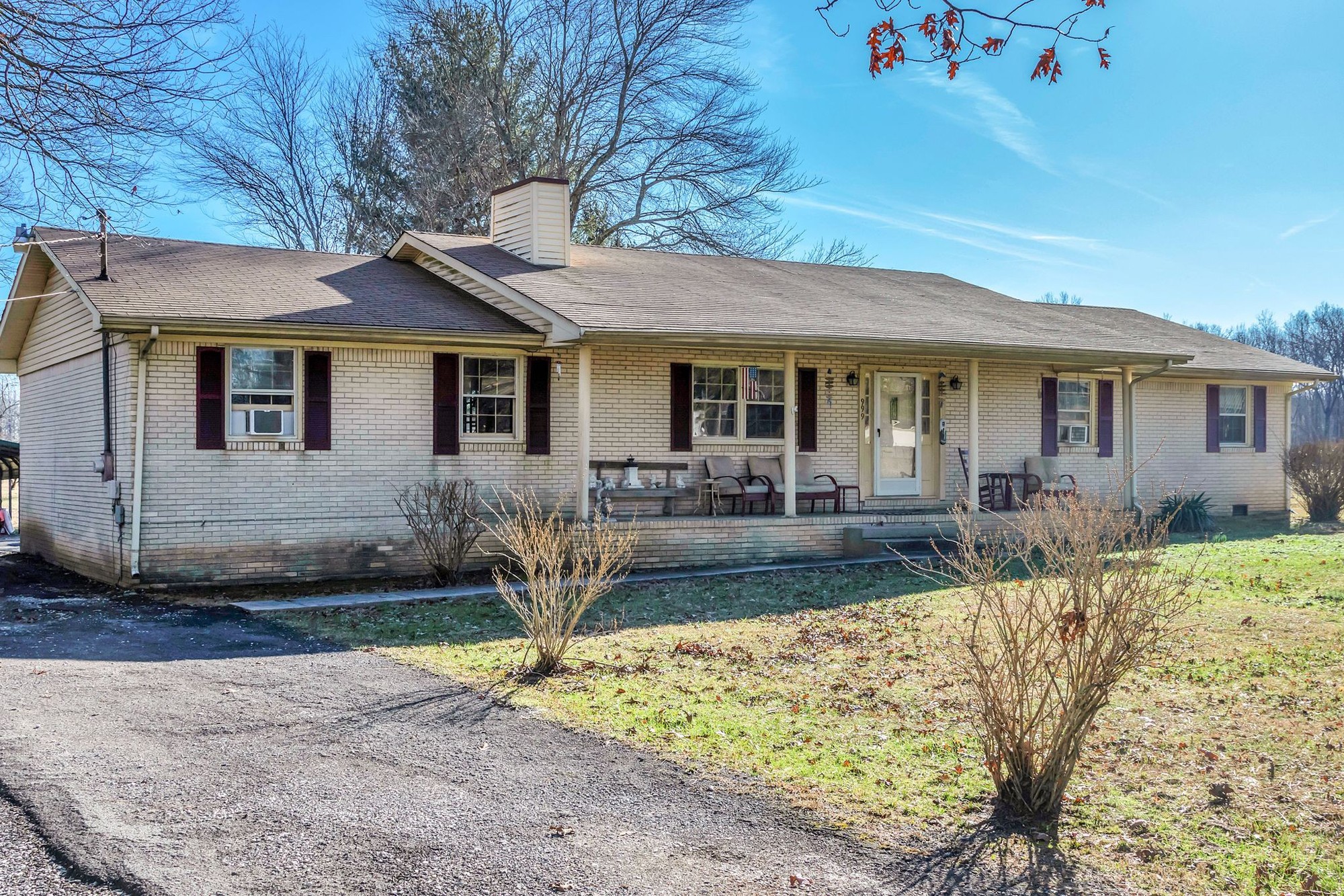 999 Sixteenth Model Road Manchester, TN 37355 - Photo 3 of 24 a front view of a house with garden