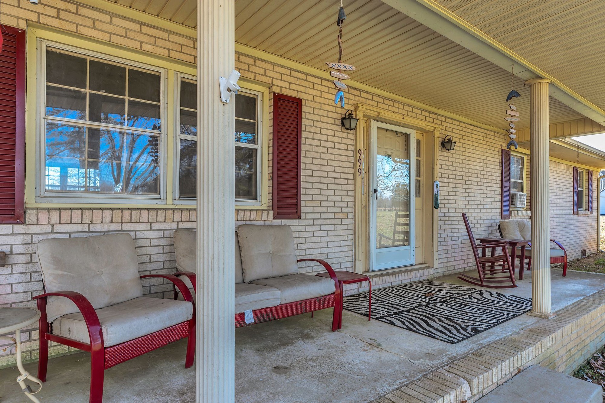 999 Sixteenth Model Road Manchester, TN 37355 - Photo 4 of 24 a house that has a bench in it