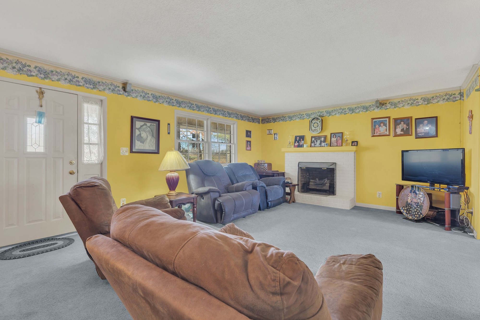 999 Sixteenth Model Road Manchester, TN 37355 - Photo 5 of 24 a living room with furniture and a fireplace