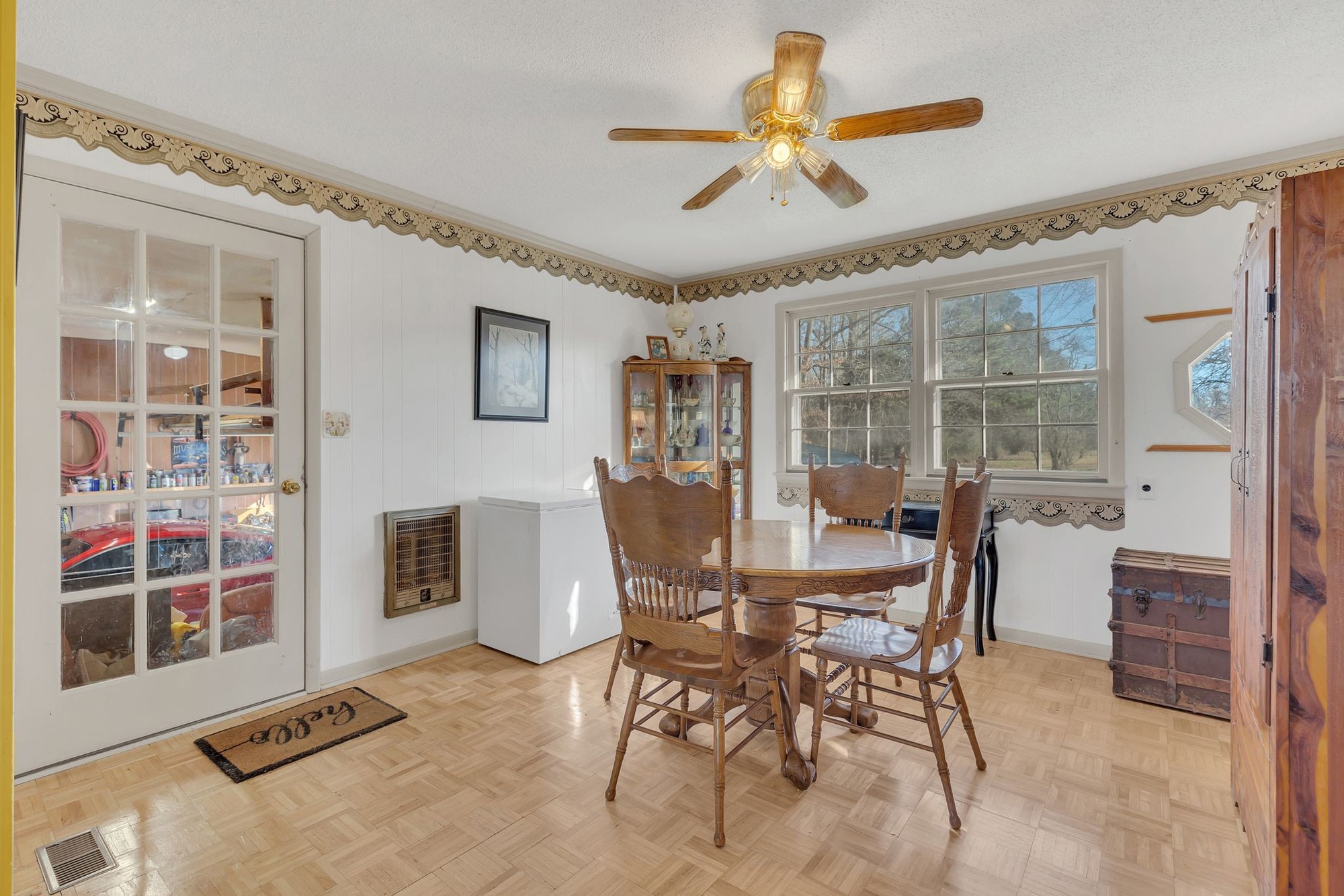999 Sixteenth Model Road Manchester, TN 37355 - Photo 9 of 24 a dining room with furniture and window