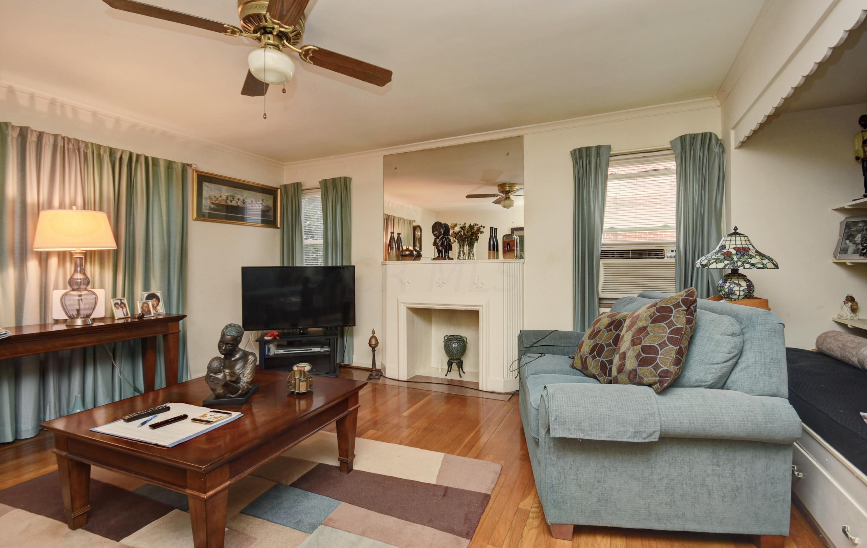 722 Kenwick Road, Unit D Columbus, OH 43209 - Photo 7 of 25 Downstairs Unit- Living Room (2)