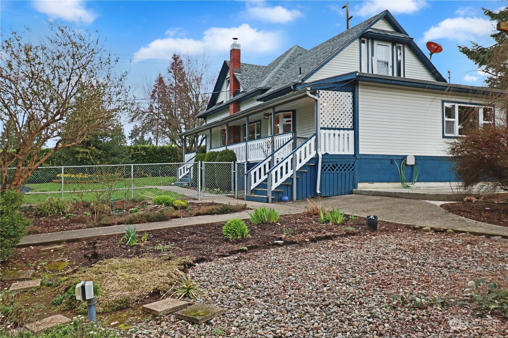 203 Stearns Road Chehalis, WA 98532 - Photo 5 of 34 a front view of a house with garden