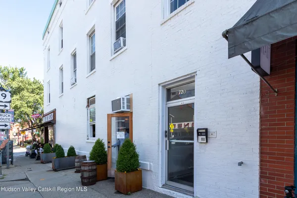 $2,050 | 720 Warren Street, Unit 2, Hudson, NY 12534