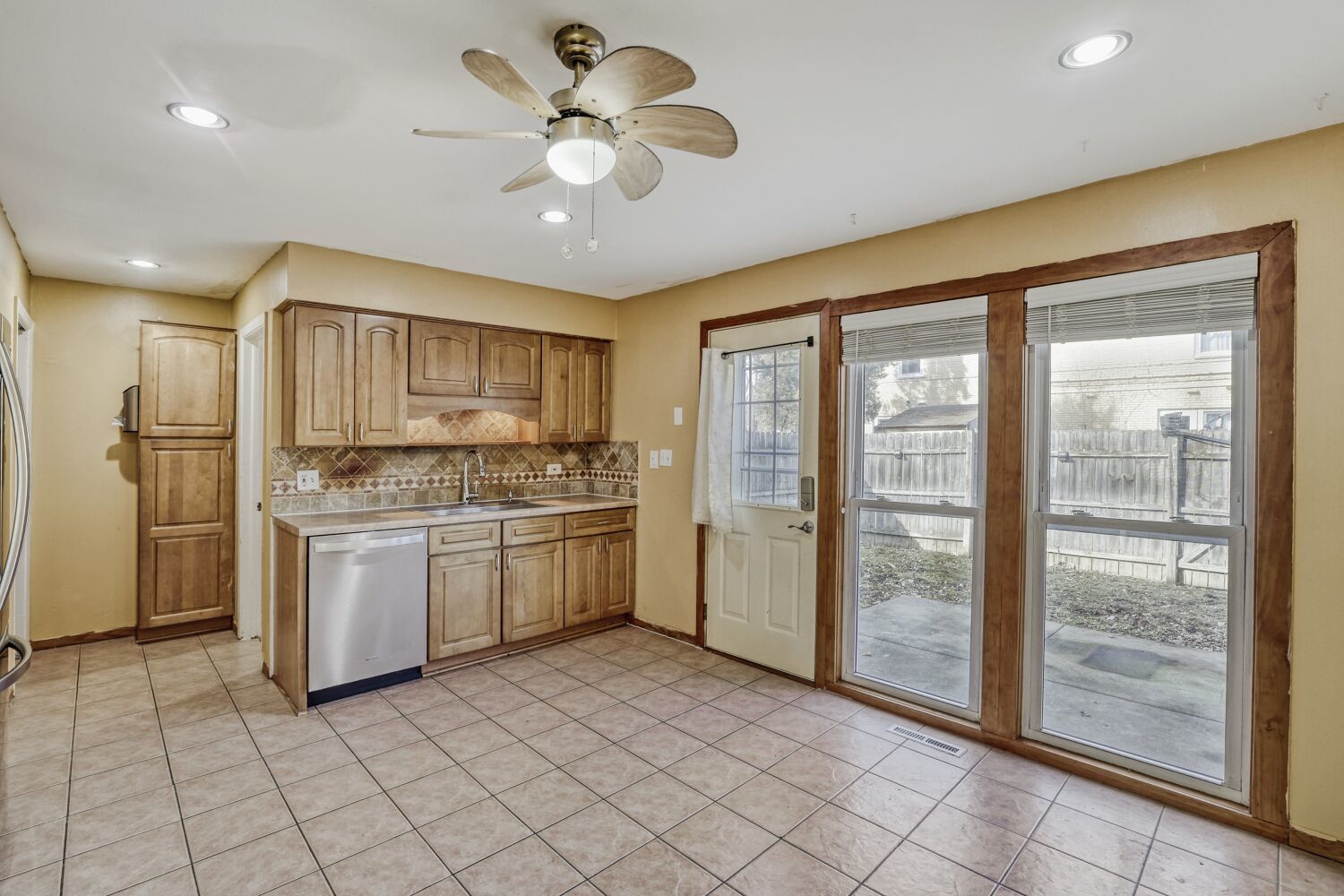 822 Colonial Drive, Unit B Wheeling, IL 60090 - Photo 5 of 21