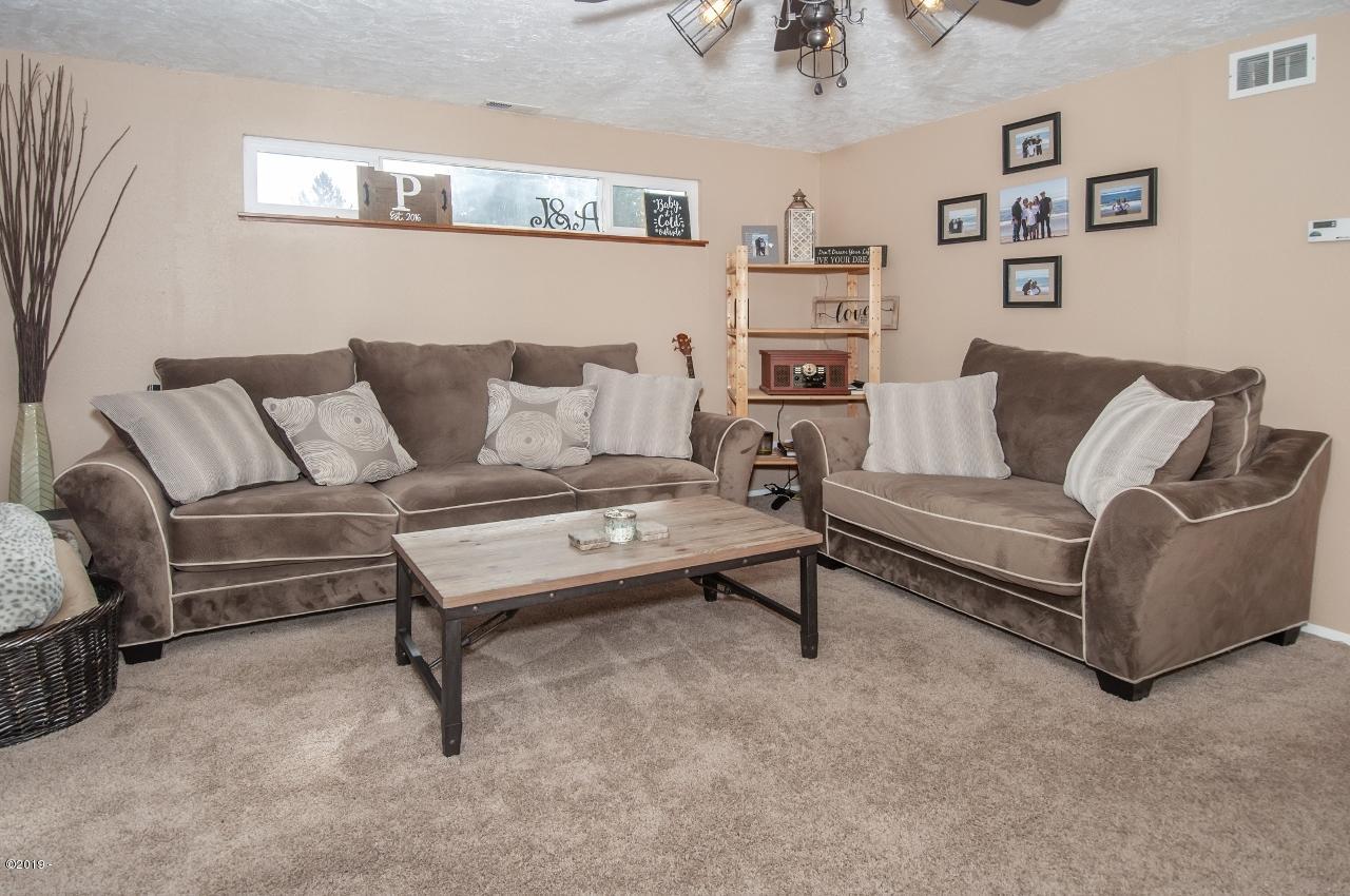 1525 North North Bank Road Otis, OR 97368 - Photo 18 of 40 Family Room - View 2 (1280x850)