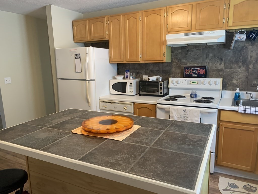201 Pearce Street, Unit 3E Fall River, MA 02720 - Photo 3 of 11
