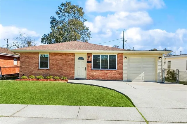 $239,900 | 1381 Maplewood Drive, Harvey, LA 70058