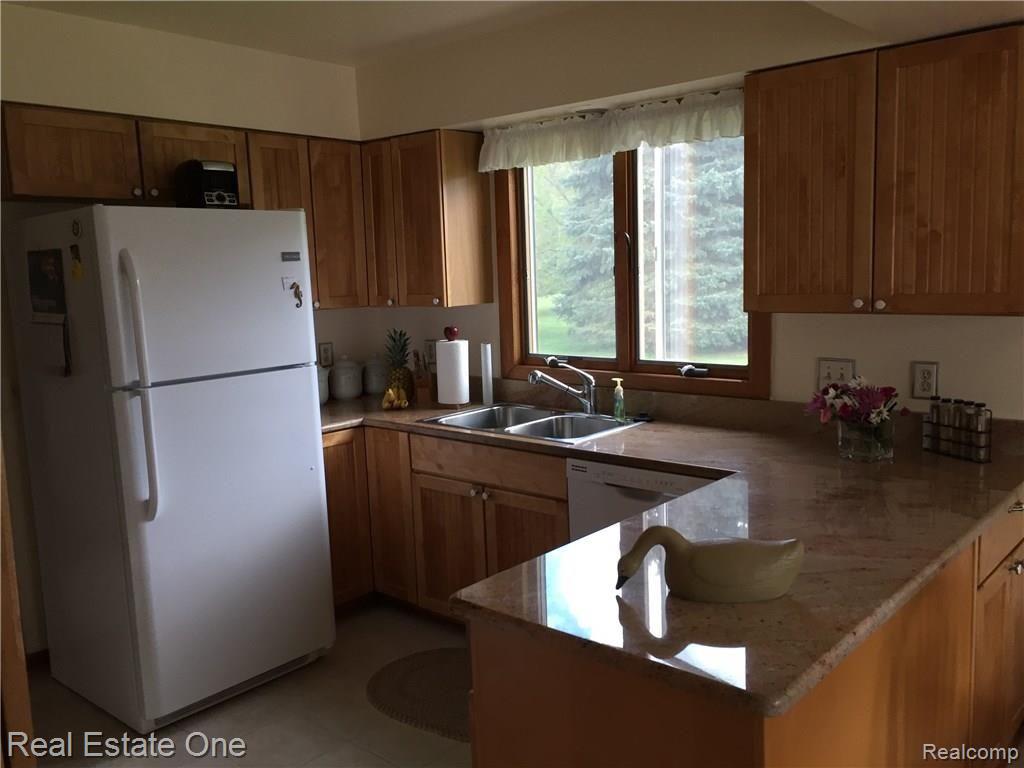 10235 Hadley Road Clarkston, MI 48348 - Photo 5 of 21 KITCHEN