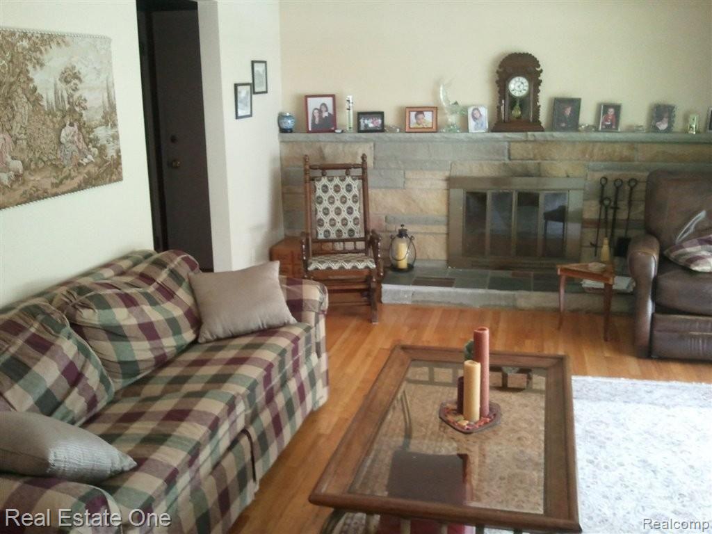 28136 Hawberry Road Farmington, MI 48331 - Photo 3 of 19 Living Room