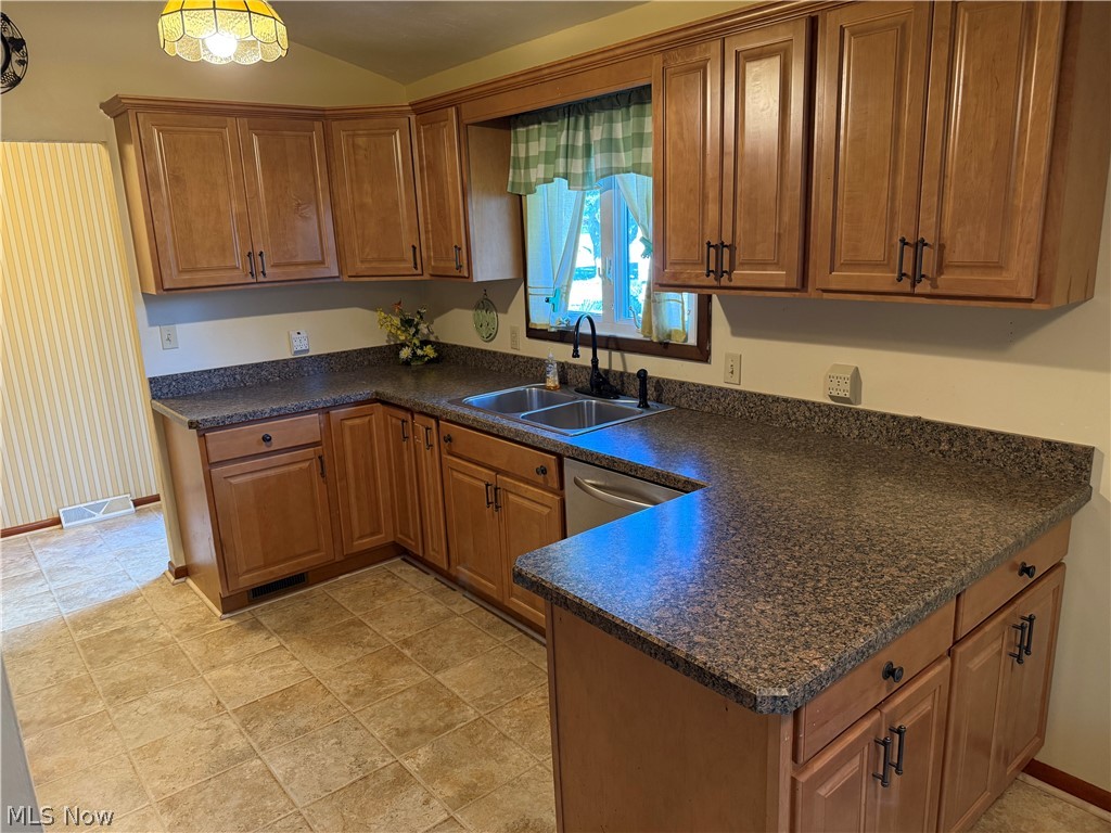 2174 Rockefeller Road Wickliffe, OH 44092 - Photo 3 of 36