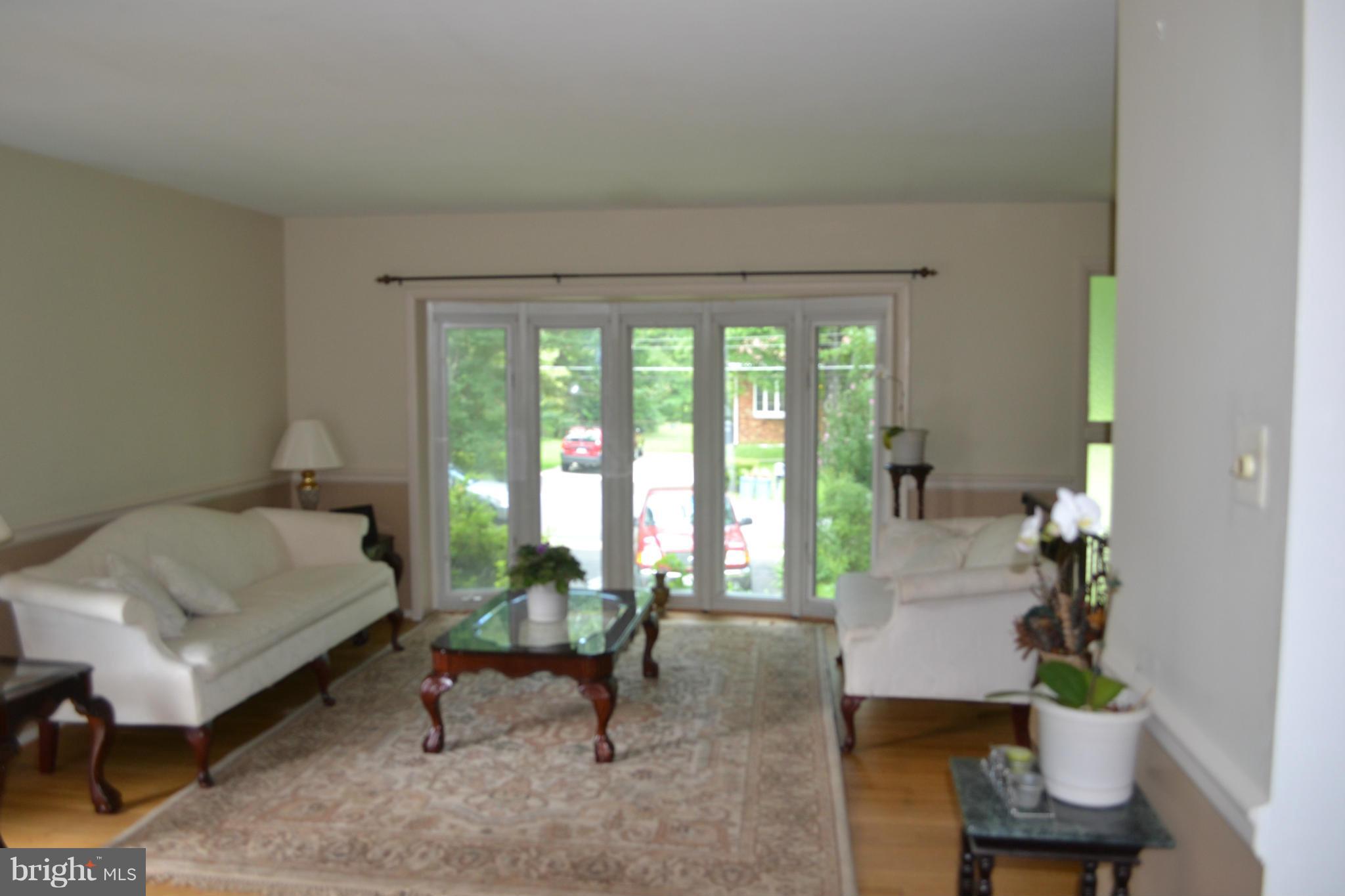 9733 Sunrise Road Vienna, VA 22181 - Photo 8 of 23 Living Room