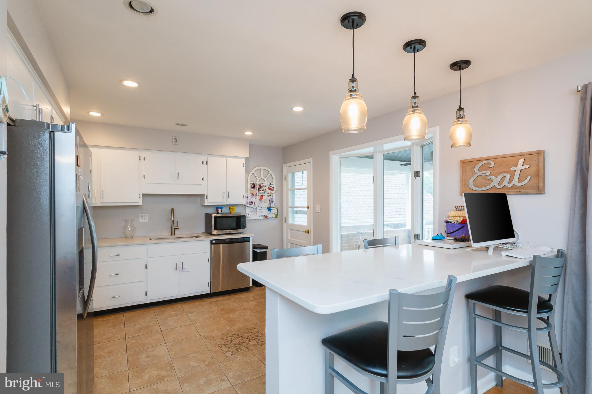 9215 Cornflower Road Nottingham, MD 21236 - Photo 13 of 44 Kitchen-Breakfast bar