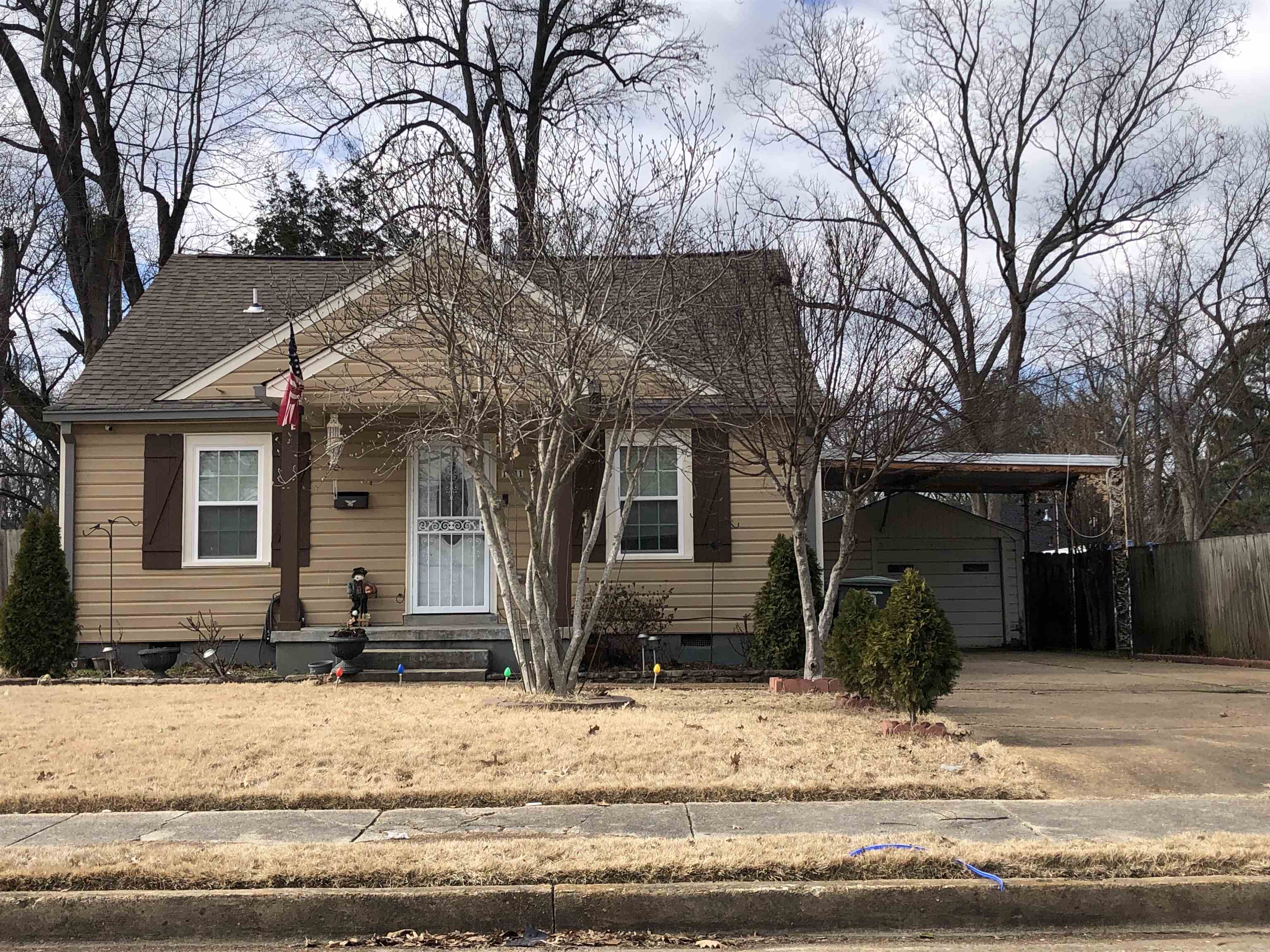 1441 Duke Road Memphis, TN 38122 - Photo 2 of 19 a front view of a house