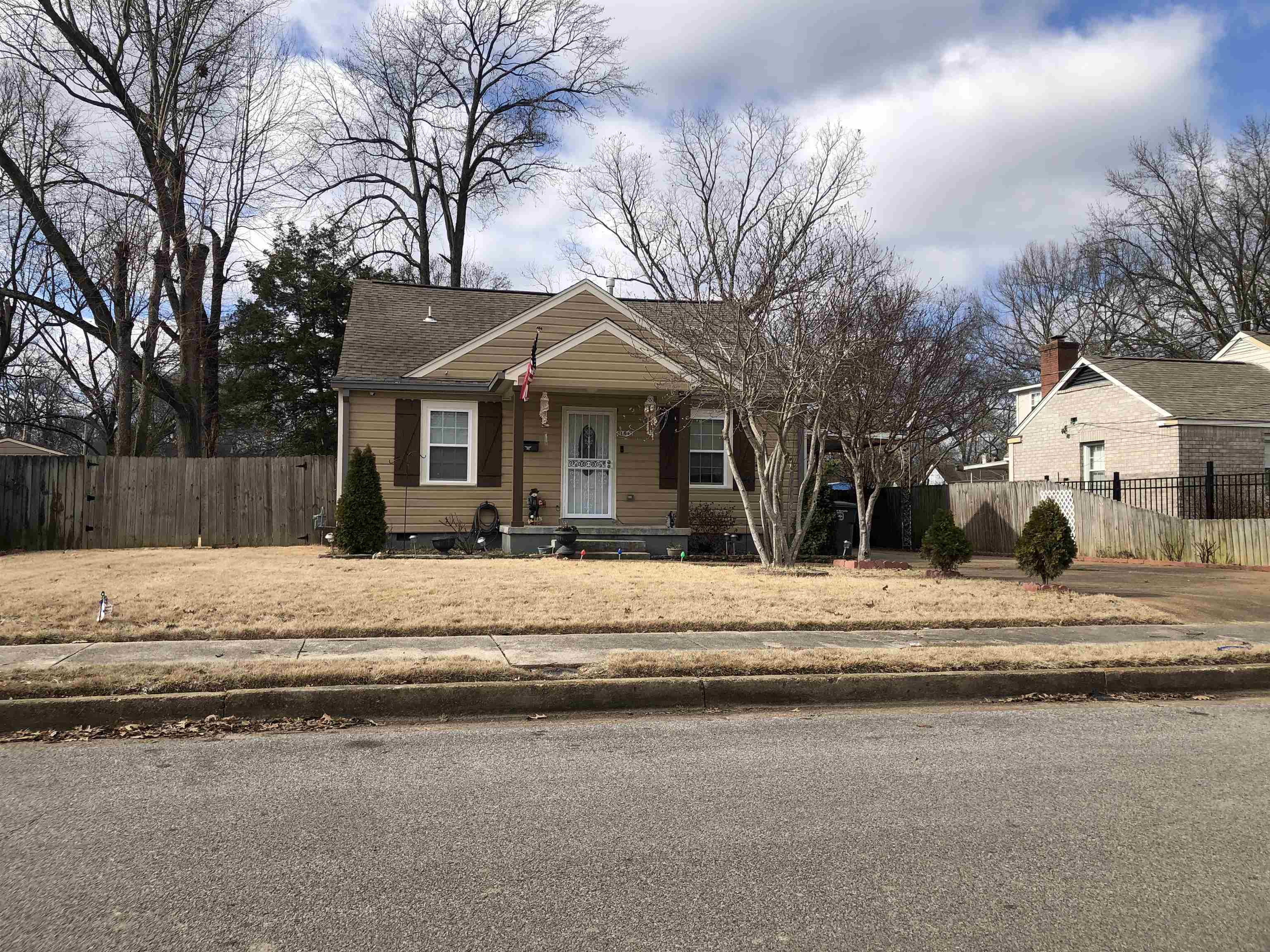 1441 Duke Road Memphis, TN 38122 - Photo 3 of 19 a house with a outdoor space