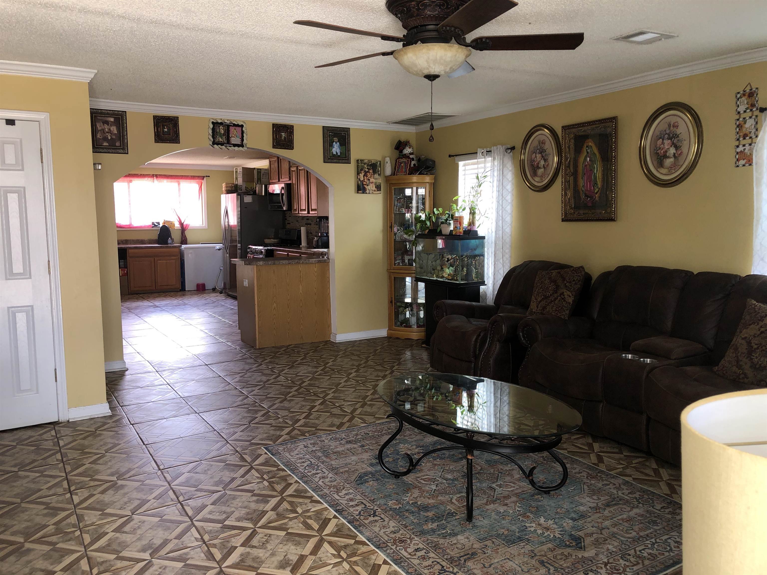 1441 Duke Road Memphis, TN 38122 - Photo 5 of 19 a living room with furniture