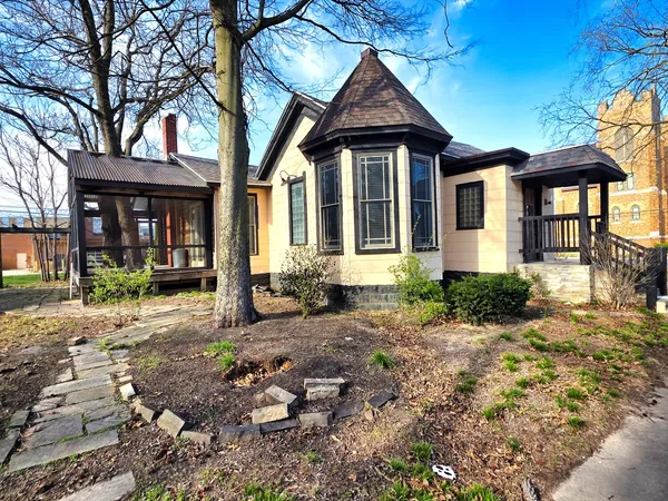 $156,000 | 102 West 3rd Street, Flora, IL 62839