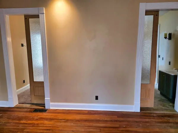 $156,000 | 102 West 3rd Street, Flora, IL 62839