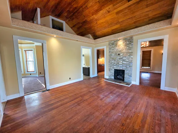 $156,000 | 102 West 3rd Street, Flora, IL 62839