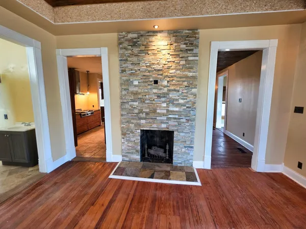 $156,000 | 102 West 3rd Street, Flora, IL 62839