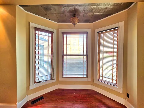 $156,000 | 102 West 3rd Street, Flora, IL 62839