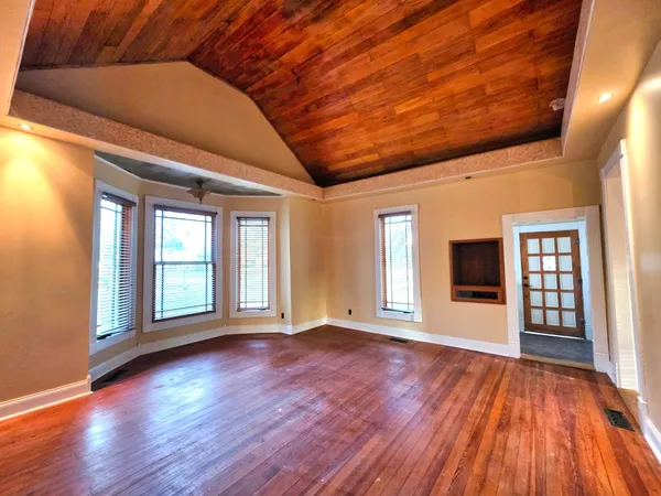 $156,000 | 102 West 3rd Street, Flora, IL 62839