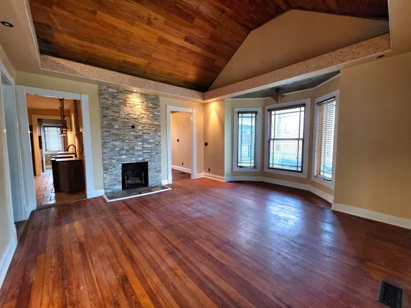 $156,000 | 102 West 3rd Street, Flora, IL 62839