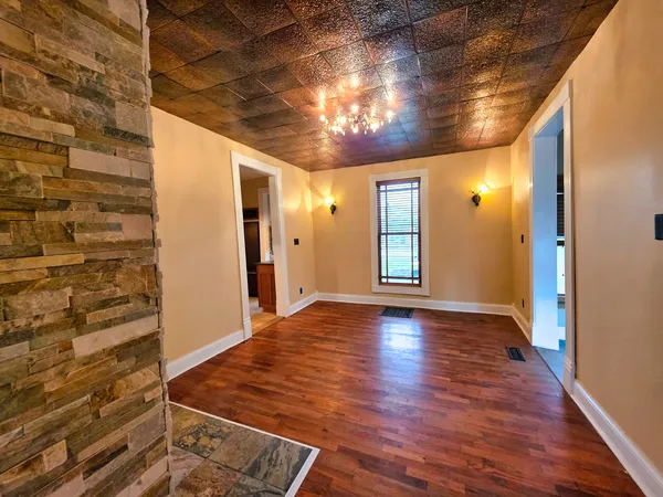 $156,000 | 102 West 3rd Street, Flora, IL 62839