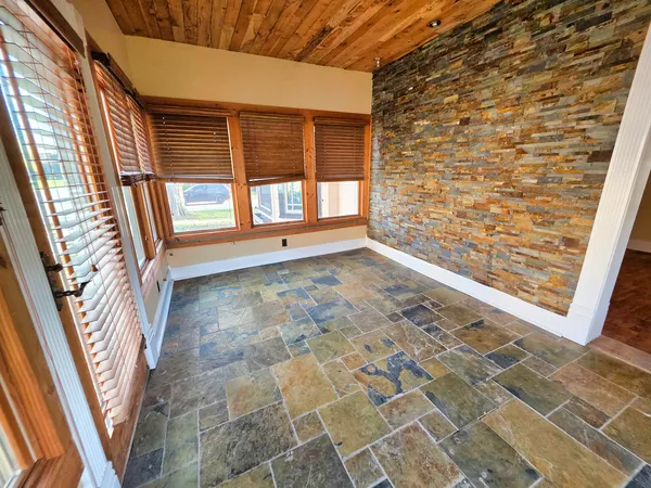 $156,000 | 102 West 3rd Street, Flora, IL 62839