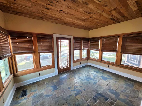 $156,000 | 102 West 3rd Street, Flora, IL 62839