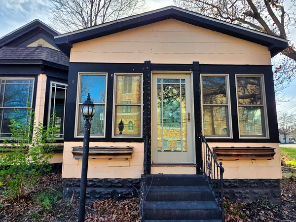 $156,000 | 102 West 3rd Street, Flora, IL 62839