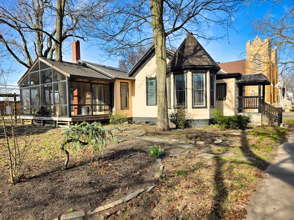 $156,000 | 102 West 3rd Street, Flora, IL 62839