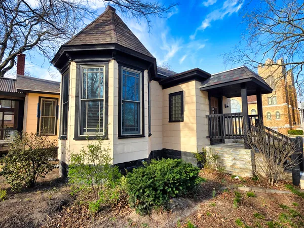 $156,000 | 102 West 3rd Street, Flora, IL 62839